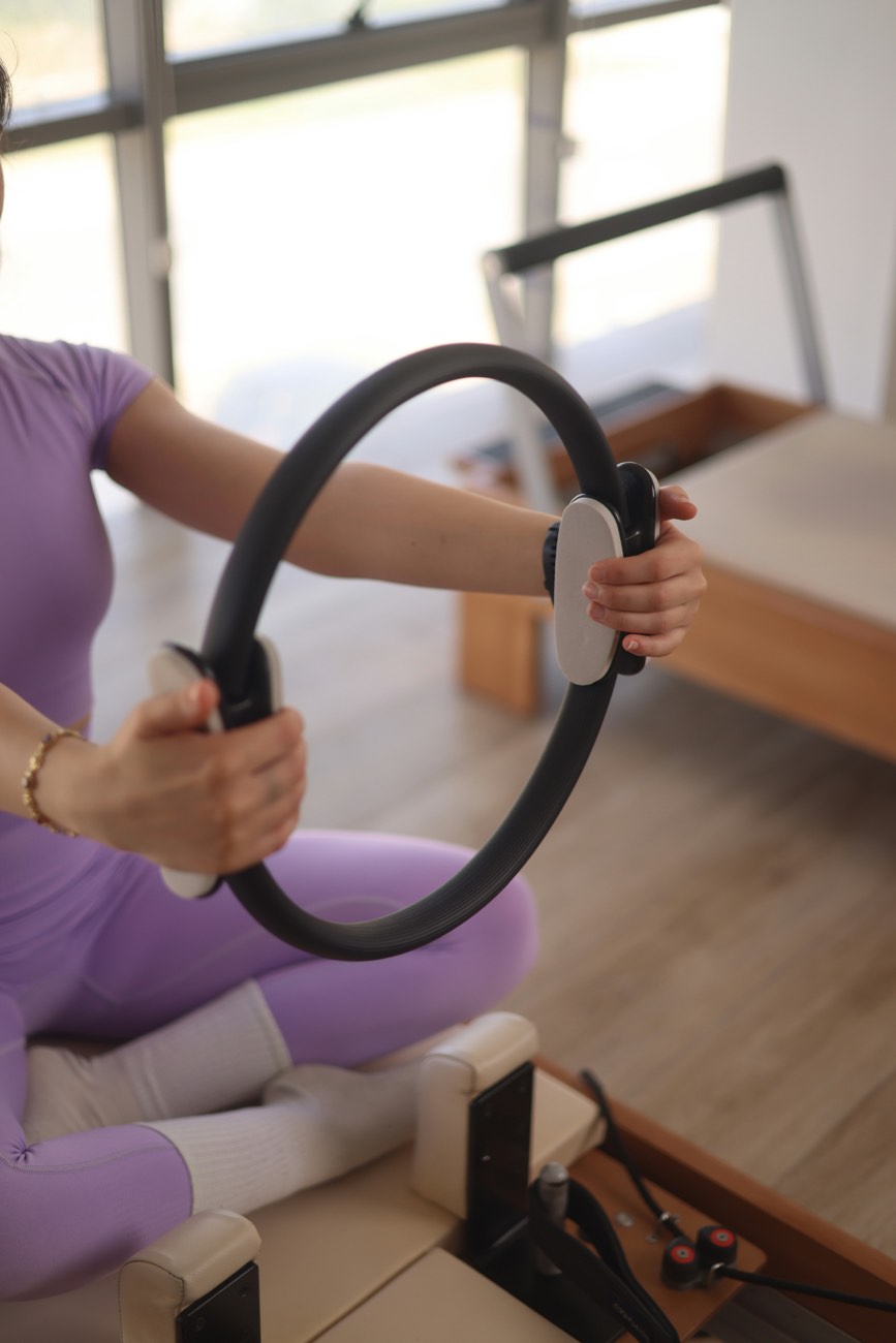 Exercice avec l'anneau de Pilates, gros plan