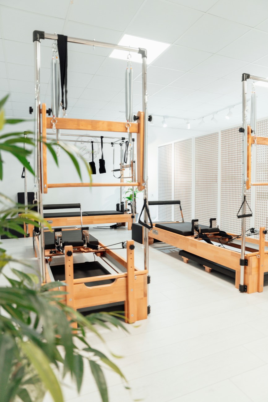 La salle privative et ses reformers en bois clair
