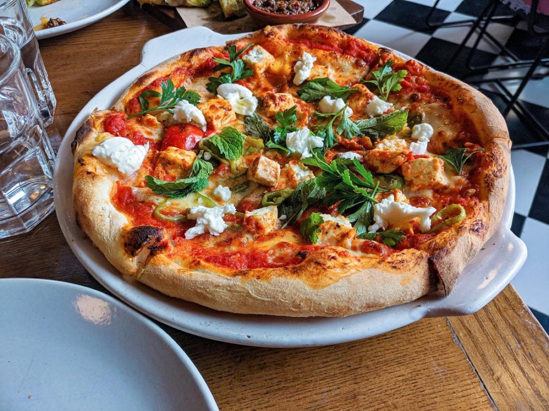 Pizza sortie du four, servie sur une assiette