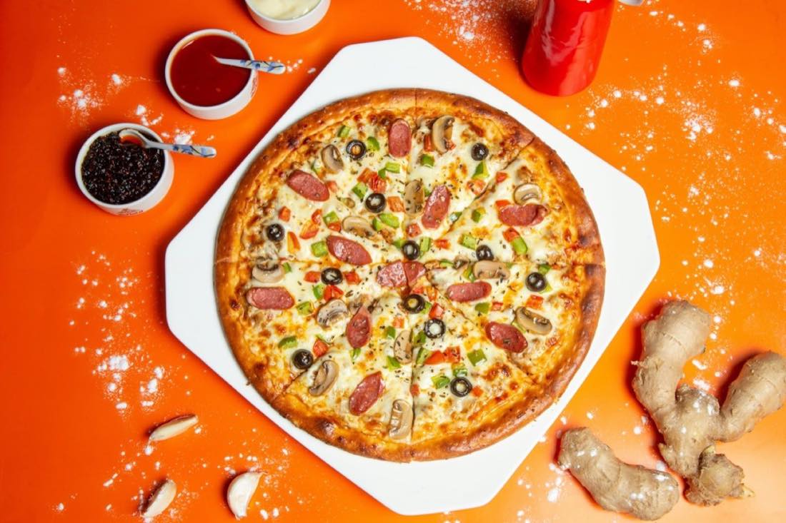 Pizza entière sur fond orange