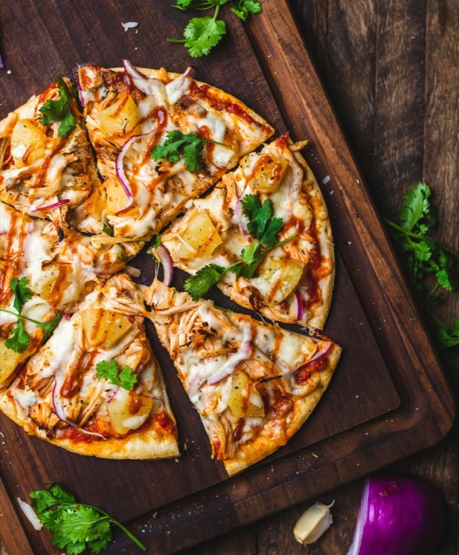 Pizzas rouges sur une planche en bois