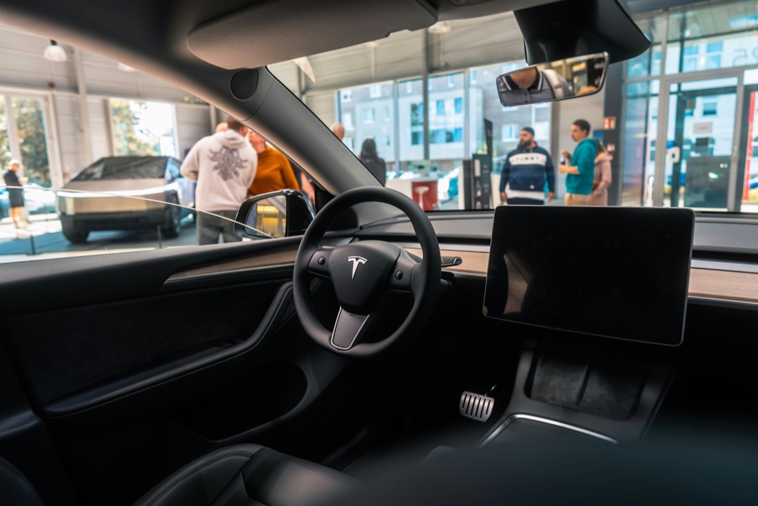 Intérieur d'une voiture électrique, écran central et volant